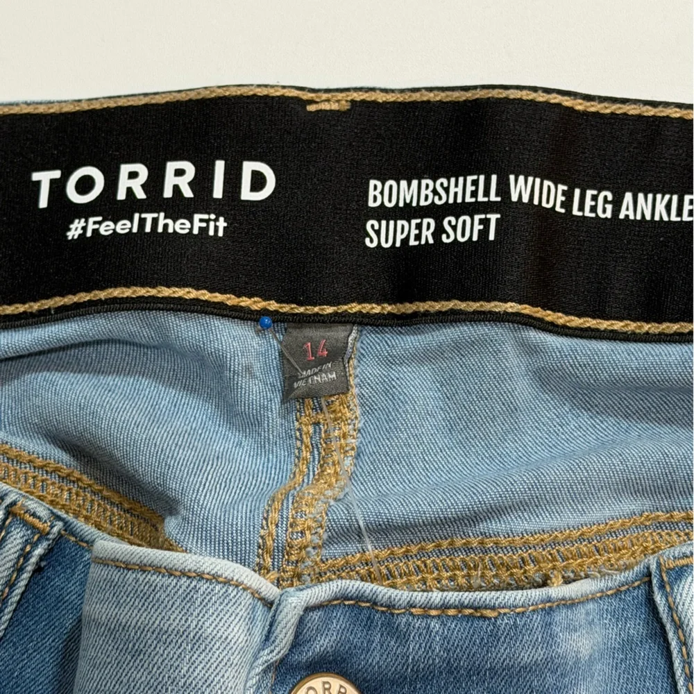 torrid Medium Blue Denim Bombshell Wide Leg Ankle Crop Jeans sz 14 - Picture 5 of 12